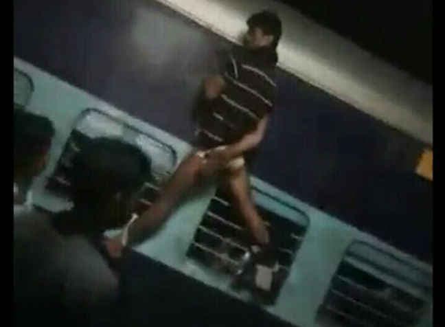 बोतल में मुंह लगा दिया तो ट्रेन की खिड़की से 4 घंटे बांधकर पीटा, देखें VIDEO