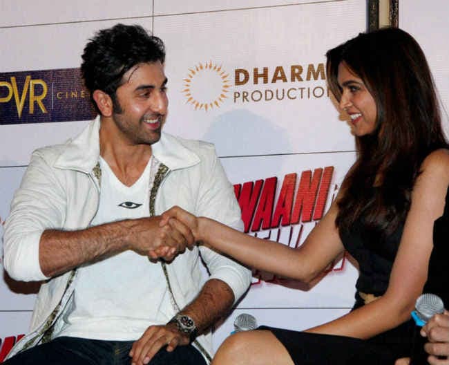 ...अब दीपिका से मिलने विदेश पहुंचे रणबीर कपूर, देखें वीडियो