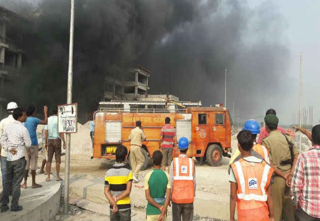 PHOTO : किशनगंज कृषि कॉलेज में भीषण आग, पूरी बिल्डिंग आग की चपेट में
