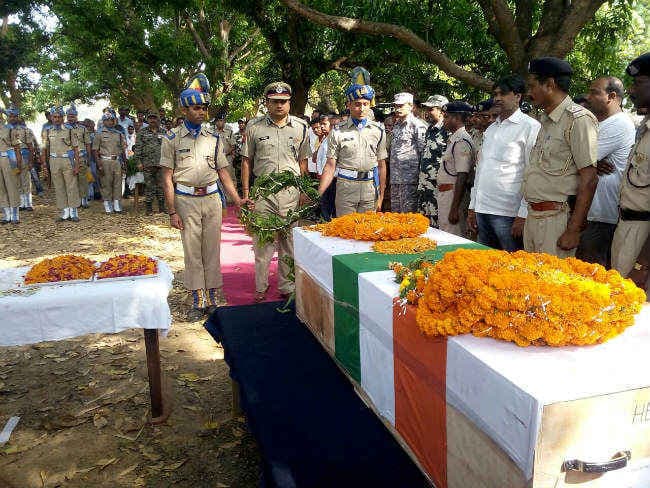 पिता के बगल में ''सोया'' दंतेवाड़ा का शहीद बेटा, दी गयी अंतिम विदाई