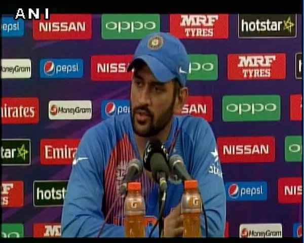 जब रिटायरमेंट के सवाल पर धौनी ने खुद पत्रकार से इंटरव्यू ले ली, देखें VIDEO