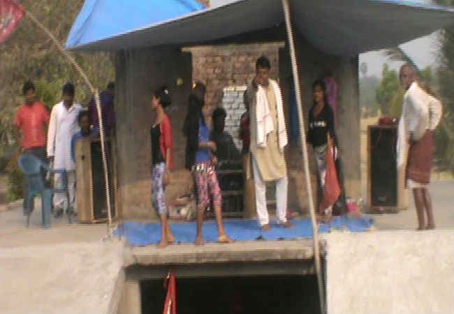 निर्माणाधीन मंदिर की छत पर नर्तकियों ने किया डांस