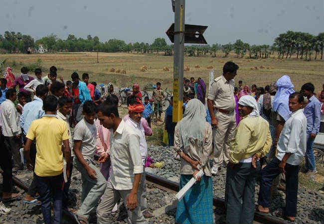 प्रेमी ने दिया धोखा तो चलती ट्रेन से प्रमिका ने लगायी छलांग, मौत