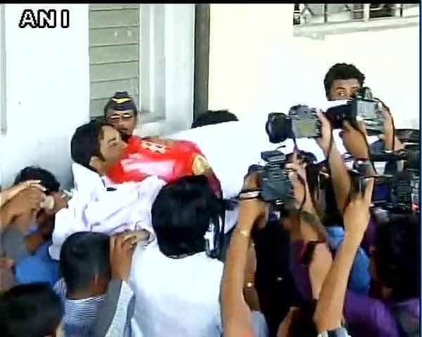 टीवी अभिनेत्री प्रत्युषा बनर्जी का मुंबई में हुआ अंतिम संस्कार