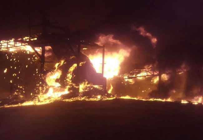 बिहार : नरकटियागंज में शुगर फैक्ट्री में लगी भीषण आग