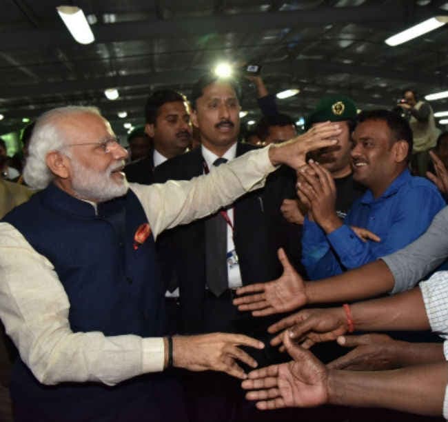 पीएम मोदी ने सऊदी अरब में श्रमिकों के साथ किया भोजन, जीता दिल