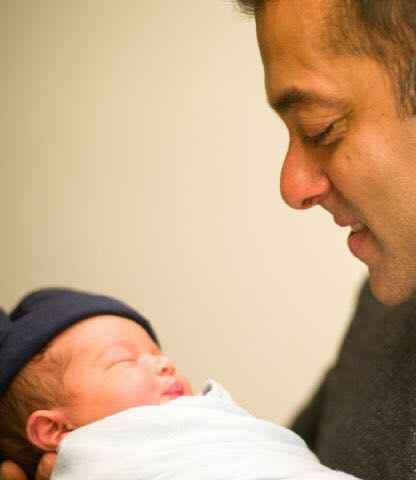 भांजे को देख मामा सलमान के चेहरे पर आई स्माइल