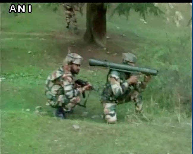 पुलवामा में आतंकियों के साथ मुठभेड़ जारी, 3 से 4 आतंकियों के होने की आशंका