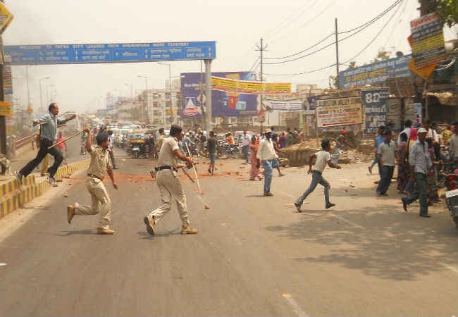 बिहार : ट्रैक्टर से दबकर चार लोगों की मौत, पथराव व आगजनी