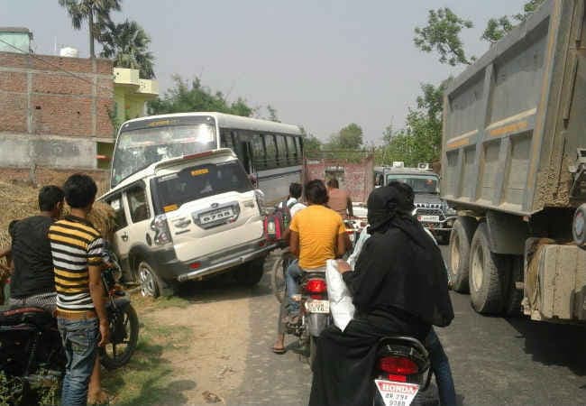 बिहार : हाइवे पर ट्रक और स्कॉर्पियों में भिड़ंत, 12 यात्री घायल