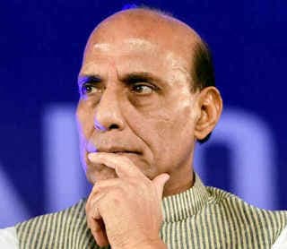 जीका वायरस  की गुत्थी सुलझाने वाले दल में शामिल छात्रा को राजनाथ ने दी बधाई