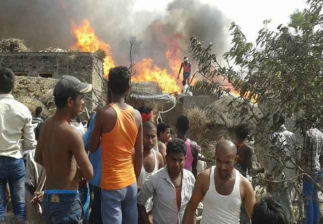 बिहार : अग्निकांड में करीब एक सौ घर सहित लाखों की संपत्ति जलकर राख