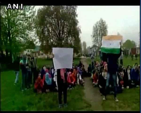 कश्मीर : एनआइटी में छात्रों का प्रदर्शन जारी, लगाए नारे "एनआइटी शिफ्ट करो"