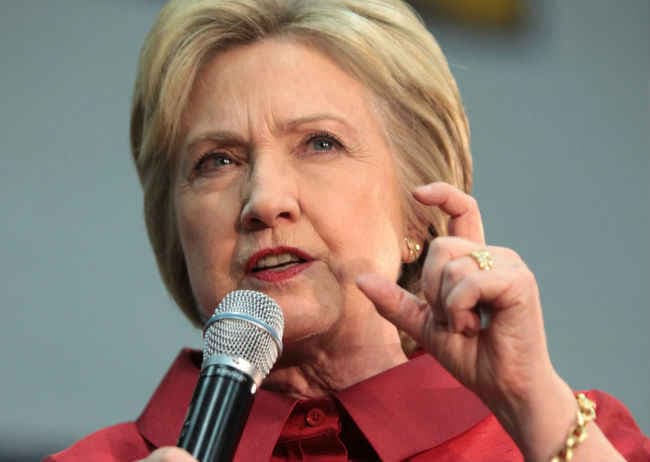 हिलेरी ने मजदूरों से कहा - मैं धोखेबाज चीन के सामने डटकर खडी रहूंगी