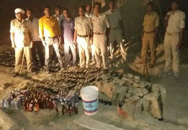 बिहार : पांच लाख की विदेशी शराब के साथ हथियार बरामद