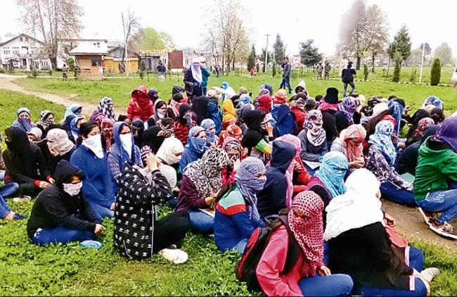 एनआइटी श्रीनगर में छात्रों व पुलिस का संघर्ष, बाहरी छात्राओं को मिल रही रेप की धमकी