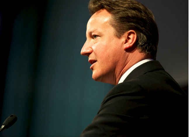 ब्रिटिश PM कैमरन ने माना कि पिता के विदेशी कोष से हासिल किया लाभ