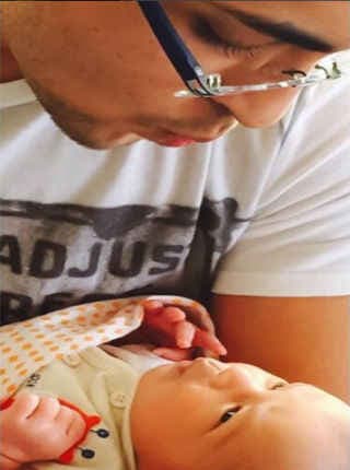 क्‍या आपने देखा आयुष और नन्‍हे आहिल का क्‍यूट पाउट, देखें तसवीर