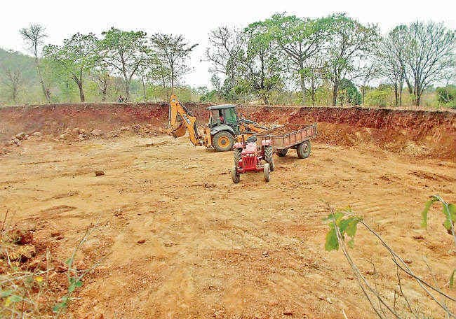 सौ रुपये ट्रैक्टर बिक रहा फॉसिल्स युक्त मोरम