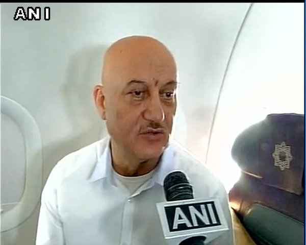 #NIT श्रीनगर जा रहे अनुपम खेर को रोका गया तो उन्होंने किया ये ट्वीट