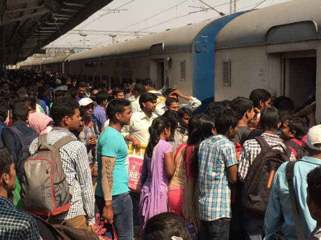 रांची: स्टेशन में भारी भीड़, यात्रियों व छात्रों के बीच मारपीट