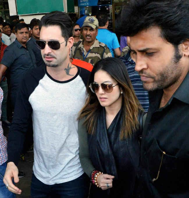 ...तो इसलिये डेनियल से लिपटकर रो पड़ी सनी लियोनी, देखें तसवीर