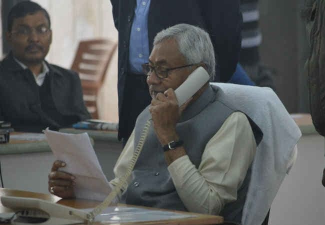 स्कूल में नामांकन के लिए सीएम नीतीश के जनता दरबार पहुंचे बच्चे