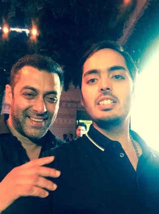 VIDEO : अंबानी के बेटे ने घटाया 108 किलो वजन, जानें सलमान का रियेक्‍शन