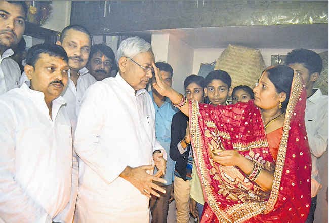 व्रतियों ने किया खरना सूर्य को पहला अर्घ आज