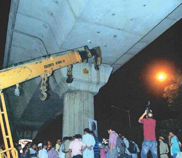 भूकंप के झटकों से सहमे लोग, निर्माणाधीन मेट्रो में दरार