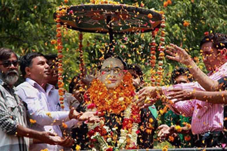 अंबेडकर एक आदर्श या बस एक  ‘‘प्रतीक'''' : लड़ाई विचारों की या सिर्फ वोटों की?
