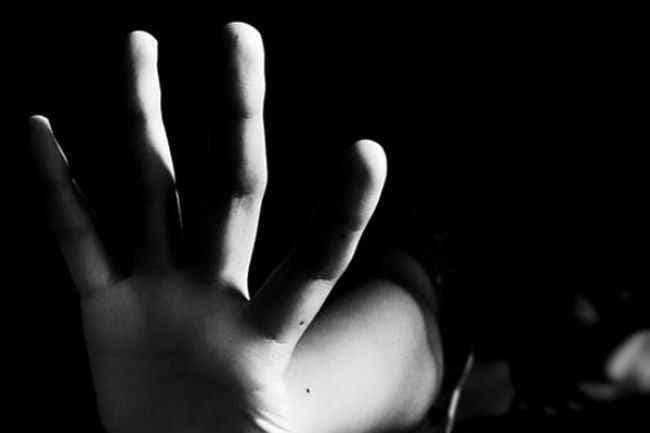 छात्रा से खुलेआम छेड़खानी, विरोध करने पर बेल्ट से पिटा