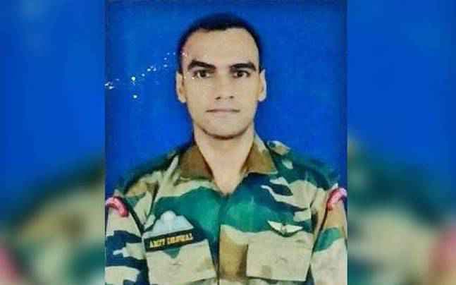 शहीद मेजर देसवाल का पार्थिव शरीर दिल्ली पहुंचा, सेना प्रमुख ने दी श्रद्धांजलि