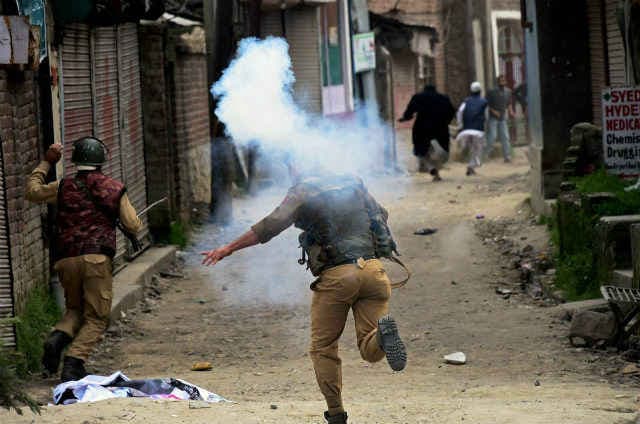 जम्मू कश्मीर : सुरक्षा बलों की फायरिंग में एक युवक की मौत