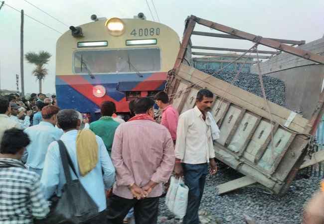 बिहार : गया में ट्रेन अौर ट्रक की जोरदार टक्कर, तीन घंटे तक रेल परिचालन बाधित
