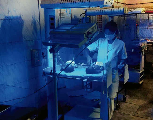 बेटियां अक्खज होती हैं, उनको भी कोई शीशा-बक्से में भरती कराता है?