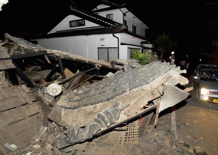 जापान के भूकंप पीडितों तक पहुंचने के लिए भूस्खलनों से जूझ रहे बचावकर्मी