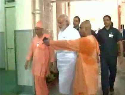 मोदी ने बीमार स्वामी आत्मस्थानानंद महाराज से मुलाकात की