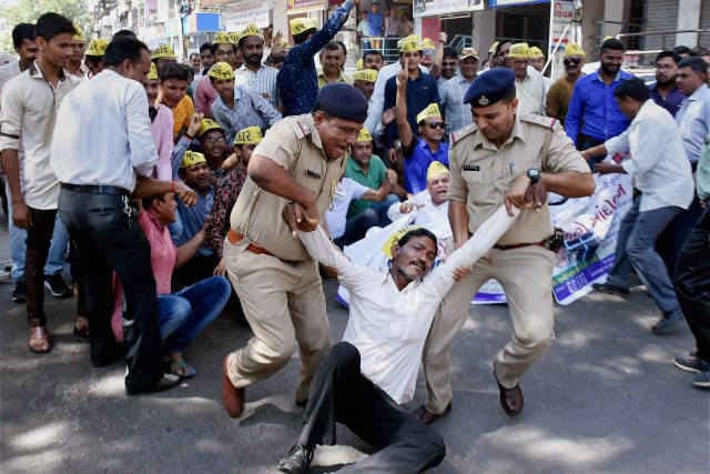पाटीदार आंदोलन: गुजरात के मेहसाणा में कर्फ्यू, मोबाइल इंटरनेट सेवा भी बंद