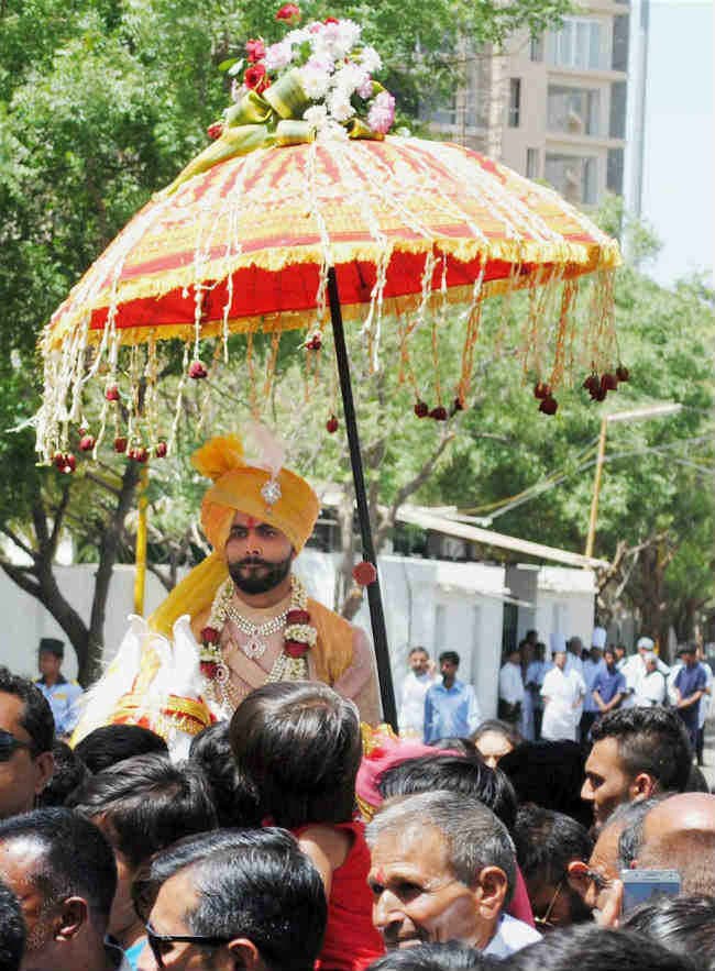 मंगेतर रीवा सोलंकी के साथ परिणय सूत्र में बंधे ''सर'' रवींद्र जडेजा, देखें VIDEO & PICS