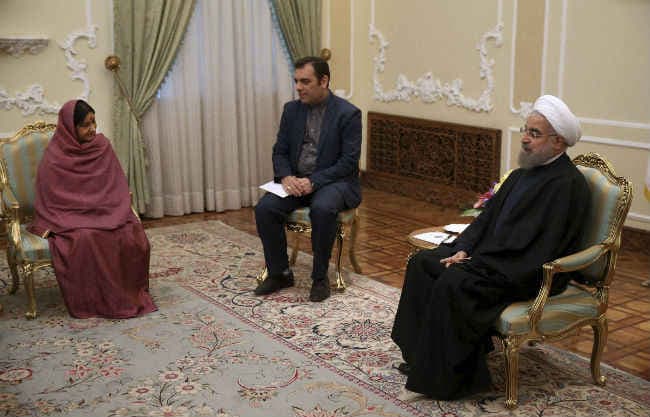 ईरान के राष्ट्रपति से मिलीं सुषमा स्वराज, लेकिन पोशाक पर विवाद