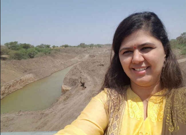 ‘‘सूखा सेल्फी'''' को लेकर विवादों में पंकजा मुंडे, कांग्रेस ने बताया ‘‘शर्मनाक कृत्य''''