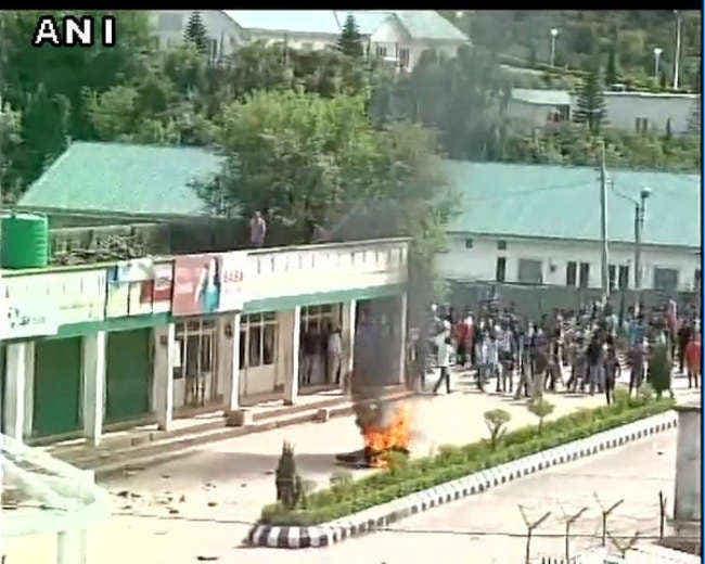 J&K : राजौरी के बीजीएसबी विश्वविद्यालय में संघर्ष, चार वाहन फूंके