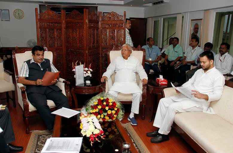 तेजस्वी व लालू ने की नितिन गडकरी से मुलाकात