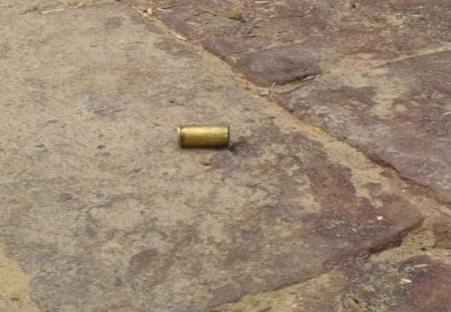 बिहार : छपरा में अपराधी धर्मेंद्र के घर पर फायरिंग, पिता, मां व बहन मारी गोली