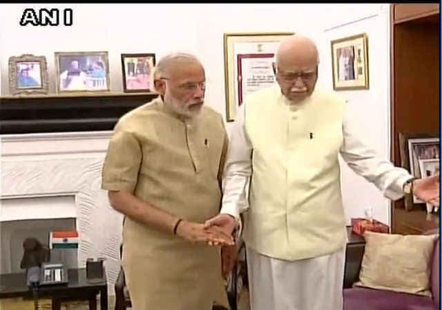 आडवाणी से मिले मोदी, पत्नी के निधन पर संवेदना जतायी