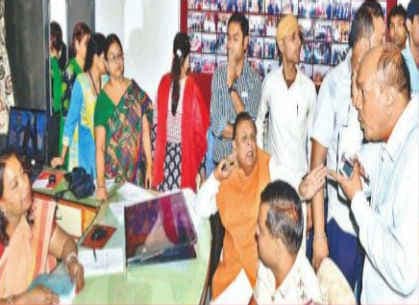 एक्स्ट्रा मेकअप में स्कूल पहुंची 9वीं की छात्रा, हंगामा-तोड़फोड़