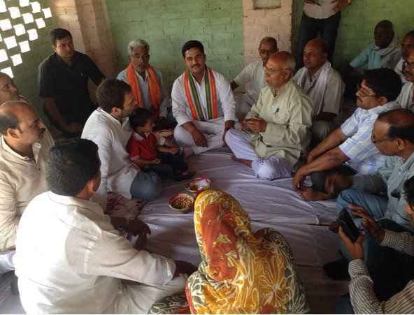 राहुल ने अमेठी में लगाया जनता दरबार