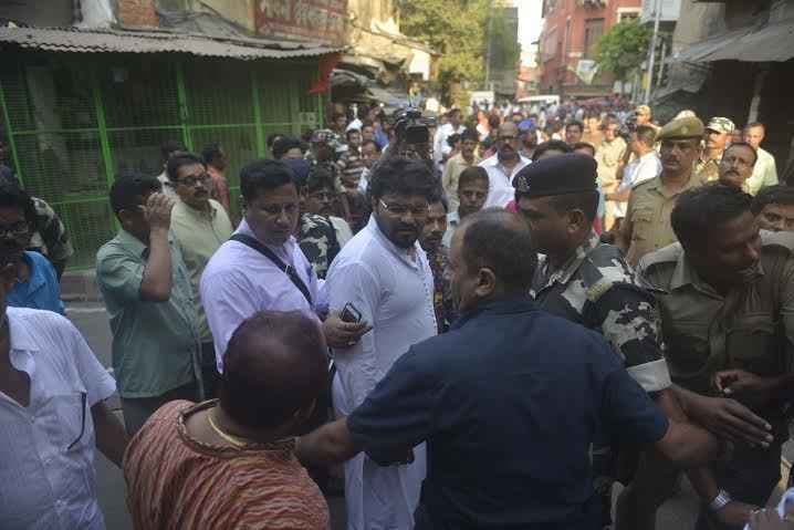 वोट देने के दौरान सांसद बाबूल सुप्रियों से बदसलूकी