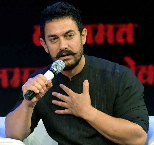 आमिर ने नहीं लिया महाराष्‍ट्र के सूखा प्रभावित गांव को गोद, बल्कि पानी फाउंडेशन...